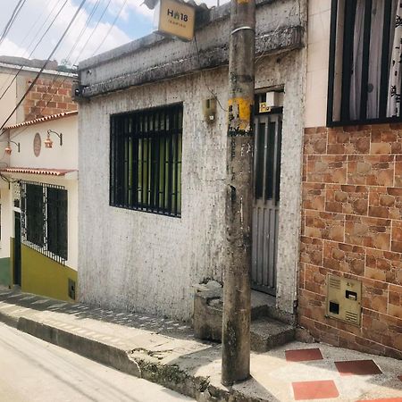 Hostal La 18 Pereira Bagian luar foto